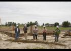 La construcción oficial de los apartamentos de 2nd Ave., desde la izquierda se encuentran, Jennifer Ho, Comisionada de Vivienda de MN; Skip Dechesneau , presidente DW Jones, Inc .; Jodi Dixon, alcalde de Long Prairie; Tamie Barber, Long Prairie Packing; Lyle Meyer, vicepresidente de operaciones, Long Prairie Packing.